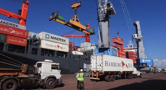 Bajaron las exportaciones, pero igual se mantuvo el superávit comercial 