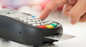Un banco de los grandes ya permite usar débito para compras en dólares