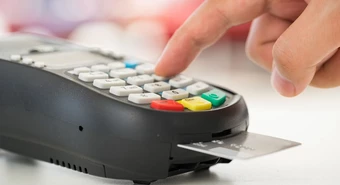 Un banco de los grandes ya permite usar débito para compras en dólares