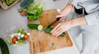Cuáles son los cinco alimentos que hay que consumir en verano y por qué