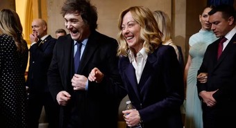 Risas y confianza con Giorgia Meloni durante la asunción de Trump