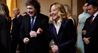 Risas y confianza con Giorgia Meloni durante la asunción de Trump