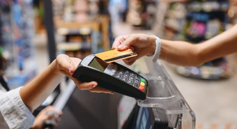 Bajó la tasa para pagar en cuotas con tarjetas de crédito: ¿cuánto?
