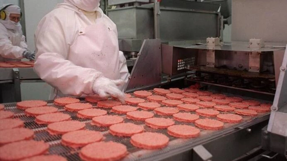 El frigorífico creador de la tradicional hamburguesa Paty suspendió 450 empleados y hay temor de un crash en el sector
