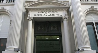 El Gobierno cambió una normativa para incentivar el uso de dólares