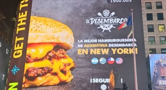 Creó un imperio hamburguesero internacional y quiere desembarcar en Rosario