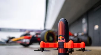 Cómo es el nuevo dron capaz de seguir al Formula 1 de Verstappen