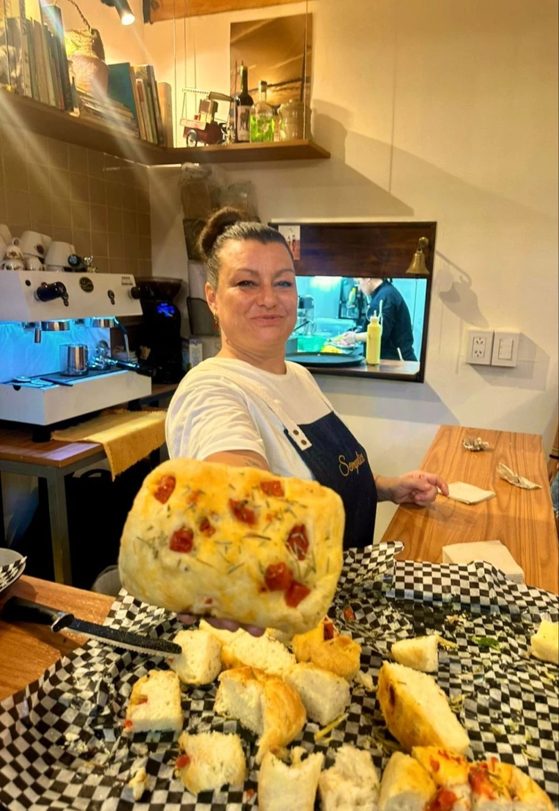 De la televisi&oacute;n a su propio proyecto: una chef rosarina inaugura un caf&eacute; con identidad de barrio