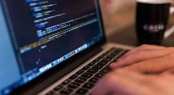 Ofrecen becas para aprender a programar gratis 