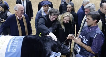 "Caricia" al campo: Milei prometió eliminar las retenciones y el Impuesto país