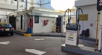Le colgaron cartel de venta a una de las últimas estaciones del centro
