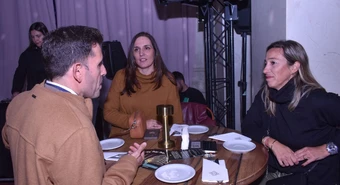 Cóctel aniversario: brindis con anunciantes, proveedores y amigos de Punto biz 