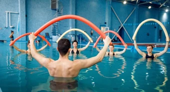 Qué es el ejercicio vertical acuático: la actividad que gana adeptos +40