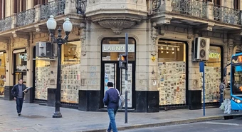 La esquina más emblemática del centro se quedó con un local menos