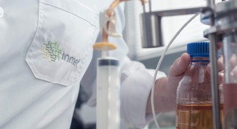 La biotecnológica rosarina que transforma bacterias en plástico degradable 