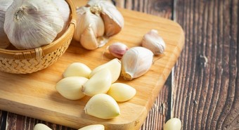 Los efectos del ajo crudo en la salud: por qué es buena idea incorporarlo