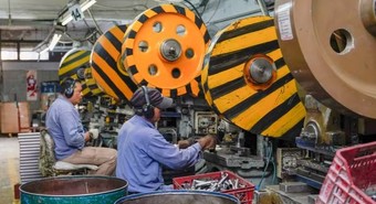 La actividad industrial creció en la comparación mensual e interanual