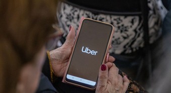 Uber lanzó nueva función para que los grandes viajen seguros