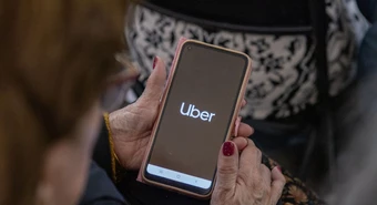 Uber lanzó nueva función para que los grandes viajen seguros