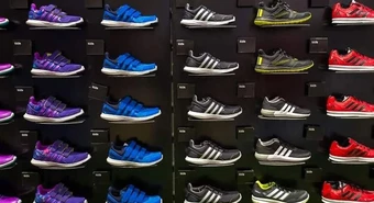 Nuevo outlet de una marca top vende zapatillas desde $50.000: ¿dónde queda?
