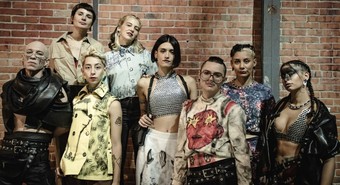 Diseñadores que trabajan materiales reutilizados lanzan desfile performático