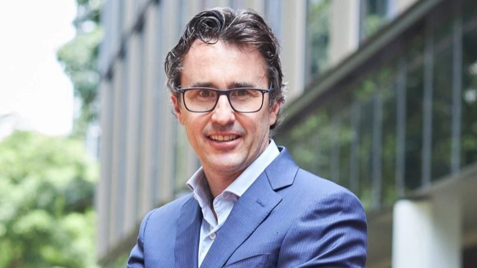 Retrato de Simon Trott, CEO de Rio Tinto, dirigiendo la nueva estrategia de la compañía.