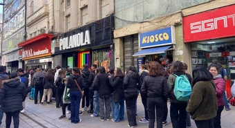 Furor en la Peatonal por una tienda que remata prendas al costo