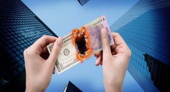 ¿Cómo es la composición de la deuda en pesos y dólares?