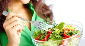 Qué alimentos mejoran la salud cerebral más que los suplementos