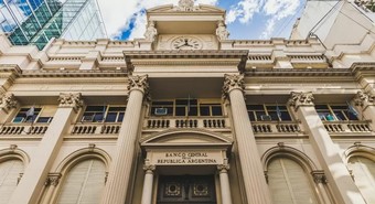 Llegaron los fondos del FMI y se dispararon los ADRs argentinos