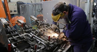 La industria volvió a caer pero mantiene repunte contra el año pasado