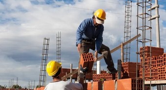 La construcción tuvo una leve recuperación en junio