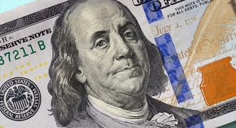 El dólar oficial cayó por undécima jornada y perforó los $1300