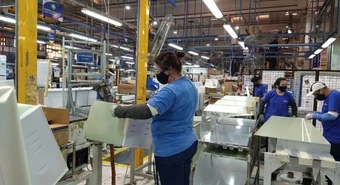 Electrolux invierte en robótica para automatizar procesos en su planta de Rosario