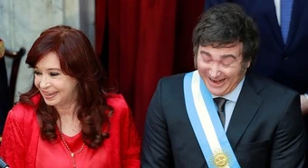 Cristina, Milei y un hilo infinito en X: "Se la pasa boludeando en redes"