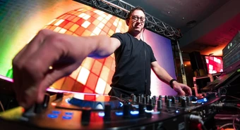 Fue DJ toda su vida y ahora creó una empresa que lleva la fiesta a otro nivel