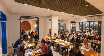 Histórica pizzería cumple 60 años e invierte para "frenar al tiempo"
