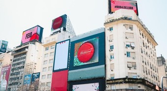 Budweiser se sumó al lanzamiento del lineup de Lollapalooza Argentina 2024 con transmisión en vivo en las pantallas de la av. 9 de julio
