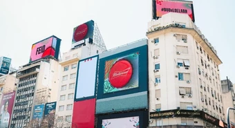 Budweiser se sumó al lanzamiento del lineup de Lollapalooza Argentina 2024 con transmisión en vivo en las pantallas de la av. 9 de julio
