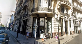 La esquina de Corrientes y Córdoba tiene nuevo dueño y no es Mostaza