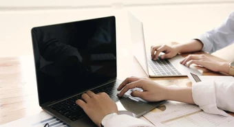 personas trabajando 