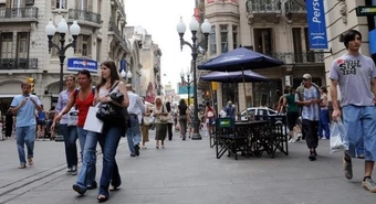 Creció la cantidad de locales vacíos en el centro pero mejoran los shoppings