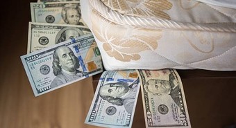 Cuántos dólares guardan los argentinos "debajo del colchón", según el Indec