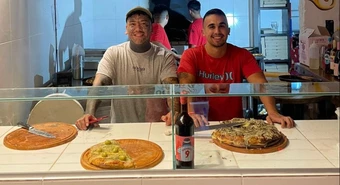 Se despegó de su negocio y cocina una cadena de pizzerías estilo porteño